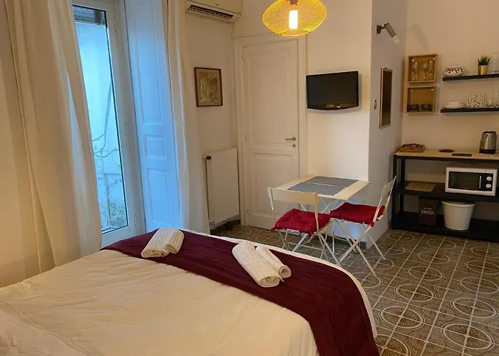 Rooms in San Domenico Maggiore 3